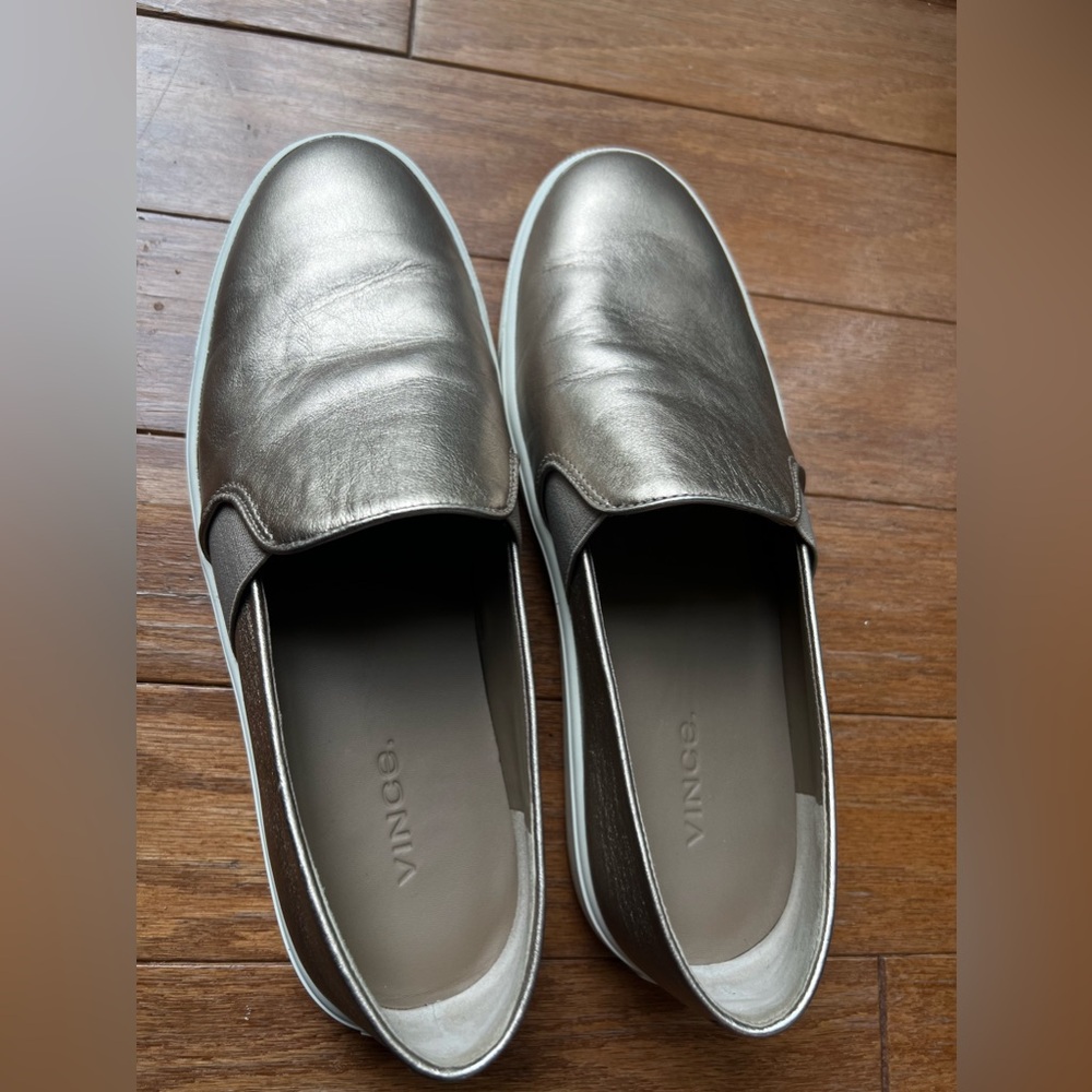 VINCE. Beige Cushioned Metallic Goring Blair Round Toe Slip On Leather Sneakers